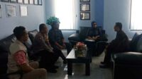 Anggota DPRD Situbondo Saat bebincang bersama Kepala Sekolah SMASA dan Ketua Komite. (Seru.co.id/aza) - Siswa SMAN 1 Situbondo Protes Penebangan Pohon di Lingkungan Sekolah, Anggota DPRD Turun Tangan