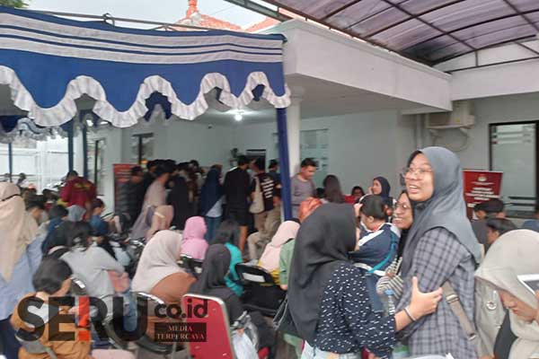 Animo masyarakat saat pengurusan pindah pilih di KPU Kota Malang. (Seru.co.id/ws10) - Hari Terakhir Pengurusan, Mahasiswa Penuhi Antrean Pindah Pilih