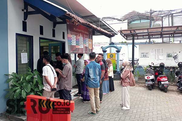 Antrean sampai di luar gedung di kelurahan Merjosari. (Seru.co.id/ws10) - Hari Terakhir Pengurusan, Mahasiswa Penuhi Antrean Pindah Pilih