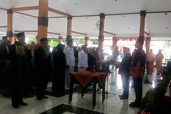Bupati Situbondo, Karna Suswandi saat lakukan pelantikan dan pengambilan Sumpah dan jabatan Pejabat eselon II dan Eselon III di Pendopo Aryo Situbondo. (Seru.co.id/aza) - Bupati Situbondo Lantik 42 Pejabat Eselon II dan Eselon III di Lingkungan Pemkab
