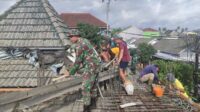 Babinsa Arjowinangun gotong royong cor atap Masjid Rahmatulloh. (ist) - Babinsa Arjowinangun Gotong Royong Cor Atap Masjid Rahmatulloh