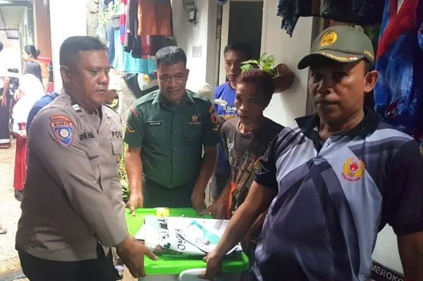 Babinsa Klojen Bantu Evakuasi Korban Tanah Longsor di Kasin Gang Keramat