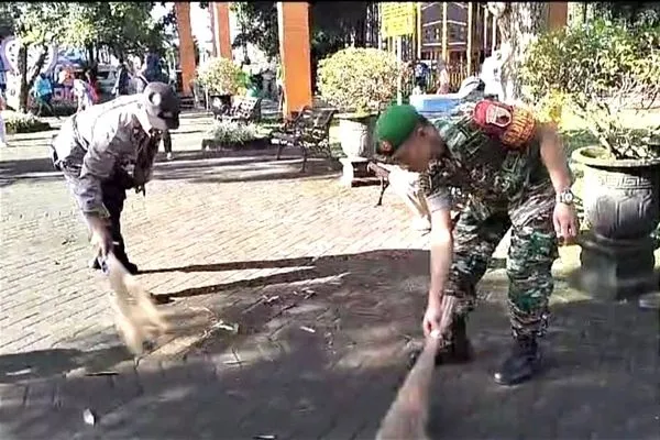 Babinsa Klojen Bersama Warga Kiduldalem Kerja Bakti Bersihkan Lingkungan