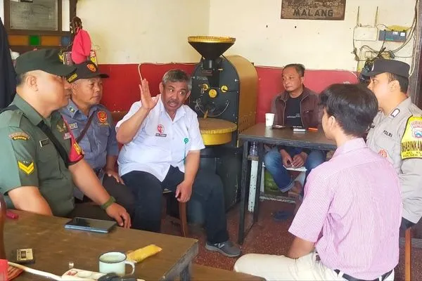 Babinsa Klojen Dampingi Kasi Trantib Berikan Arahan Pelaku Usaha