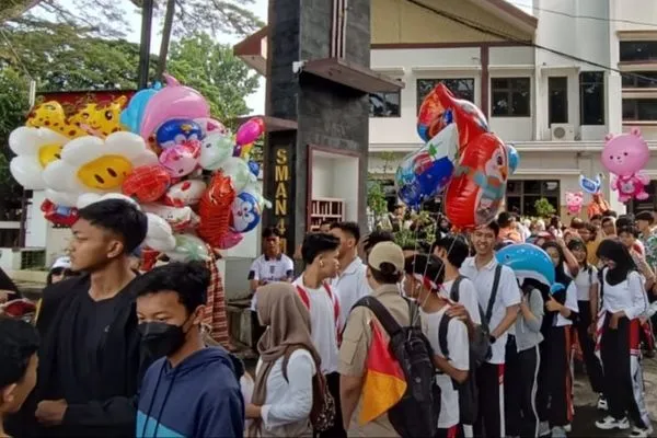 Babinsa Klojen Dampingi Jalan Sehat HUT Ke-65 SMAN 04 Kota Malang