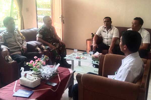 Babinsa Koramil 0833/03 Blimbing komsos tingkatkan keamanan di wilayah Polowijen. (ist) - Babinsa Koramil 0833/03 Blimbing Komsos Tingkatkan Keamanan di Wilayah Polowijen