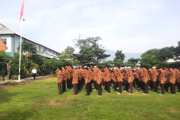 Babinsa Koramil 0833/04 berikan materi kedisiplinan dan PBB SMK Negeri 11  Malang. (ist) - Babinsa Koramil 0833/04 Berikan Materi Kedisiplinan dan PBB SMK Negeri 11 Malang