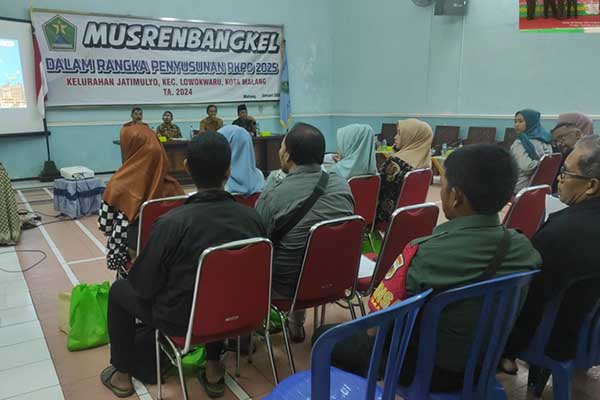 Babinsa Koramil 0833/05 Lowokwaru hadiri Musrenbangkel Jatimulyo TA 2024. (ist) - Babinsa Koramil 0833/05 Lowokwaru Hadiri Musrenbangkel Jatimulyo TA 2024