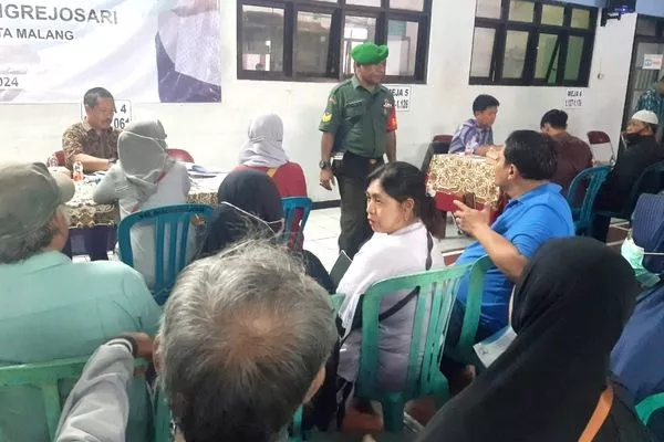 Babinsa Koramil 0833/04 Sukun Dampingi Pendistribusian Sertifikat PTSL Tahap III