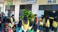 Babinsa Koramil Mergosono pendampingan Pekan Imunisasi Nasional. (ist) - Babinsa Koramil Mergosono Pendampingan Pekan Imunisasi Nasional