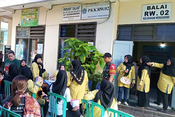 Babinsa Koramil Mergosono pendampingan Pekan Imunisasi Nasional. (ist) - Babinsa Koramil Mergosono Pendampingan Pekan Imunisasi Nasional