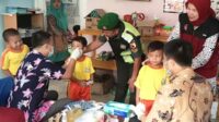 Babinsa Lowokwaru dampingi PIN Polio balita Sumbersari. (ist) - Babinsa Lowokwaru Dampingi PIN Polio Balita Sumbersari