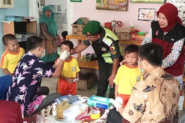 Babinsa Lowokwaru dampingi PIN Polio balita Sumbersari. (ist) - Babinsa Lowokwaru Dampingi PIN Polio Balita Sumbersari