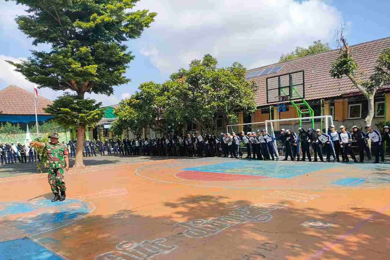 Babinsa Pandanwangi Latih PBB dan Wasbang Siswa SMPN 24