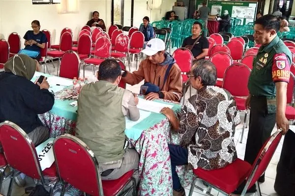 Babinsa Sukun Pendampingan Pendistribusian Sertifikat PTSL Warga Bandulan