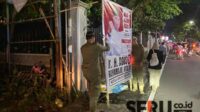 Bawaslu dan Satpol PP tertibkan APK di Blimbing. (Seru.co.id/ws9) - 2.481 APK Kota Malang Ditertibkan Bawaslu