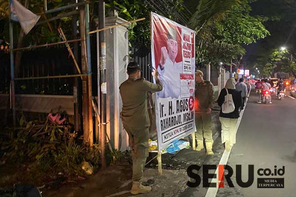 Bawaslu dan Satpol PP tertibkan APK di Blimbing. (Seru.co.id/ws9) - 2.481 APK Kota Malang Ditertibkan Bawaslu