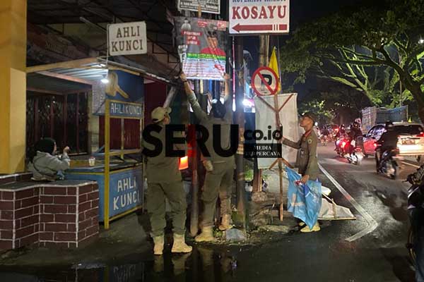 Bawaslu lakukan penertiban APK serentak di Kota Malang. (Seru.co.ud/ws9) - 2.481 APK Kota Malang Ditertibkan Bawaslu