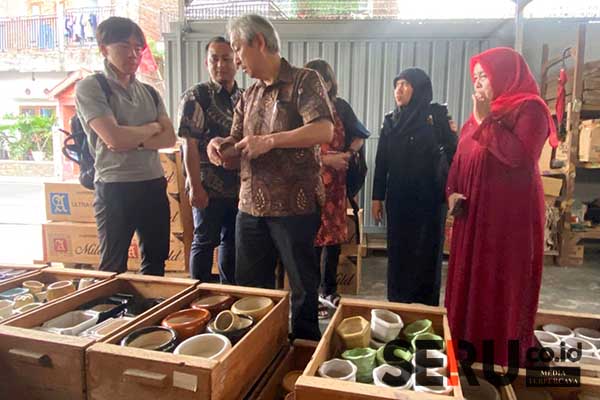 Bea Cukai bersama perwakilan Bond Shoji Jepang kunjungi Dinikoe Keramik. (ws9) - Bea Cukai Malang Gandeng UMKM Keramik Dinikoe Layani Ekspor Bond Shoji Jepang