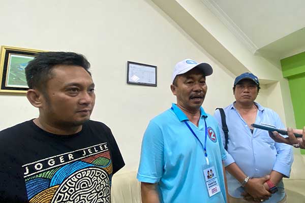 Bendahara AREK2, Yakub Eko Setiawan, menjawab pertanyaan awak media. (ws9) - AREK2 Deklarasi dan Konsolidasi Pemenangan Prabowo-Gibran, Klaim 6.000 Peserta