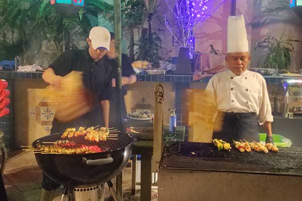 Berbagai macam sajian barbeque di Hotel Tugu Malang. (rhd) - Catatan Akhir 2023, Okupansi Hotel Selama Desember Cukup Tinggi