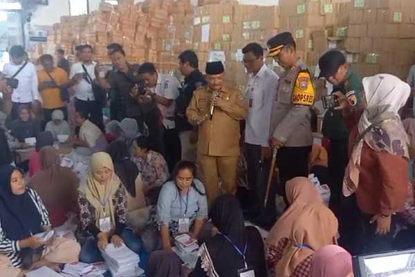 Bupati Situbondo Karna Suswandi bersama Forkopimda saat mengecek gudang logistik KPU Situbondo, Senin (15/01/2024). (Seru.co.id/aza) - Bupati Situbondo bersama Forkopimda Sidak Gudang Logistik KPU