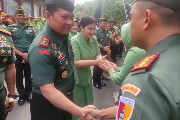 Dandim 0833/Kota Malang menyambut kedatangan Pangdam V/Brawijaya. (rhd) - Pangdam V/Brawijaya Kunjungi Jajaran Makorem 083/Bdj, Berkenalan Forkopimda Kota Malang