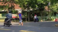 Dishub Kota Malang kembali berlakukan dua arah Jalan Untung Suropati Utara. (rhd) - Dishub Kota Malang Kembali Berlakukan Dua Arah Jalan Untung Suropati Utara