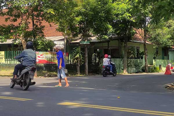 Dishub Kota Malang kembali berlakukan dua arah Jalan Untung Suropati Utara. (rhd) - Dishub Kota Malang Kembali Berlakukan Dua Arah Jalan Untung Suropati Utara