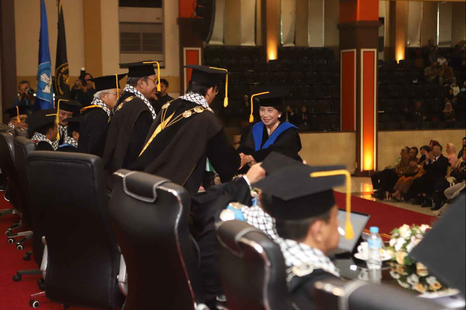 Smartphone Kini Bisa Untuk Deteksi Kimia, Cepat, Mudah dan Akurat 1 Dosen FMIPA UB Prof Dra Hermin Sulistyarti PhD saat dikukuhkan menjadi Profesor 11zon