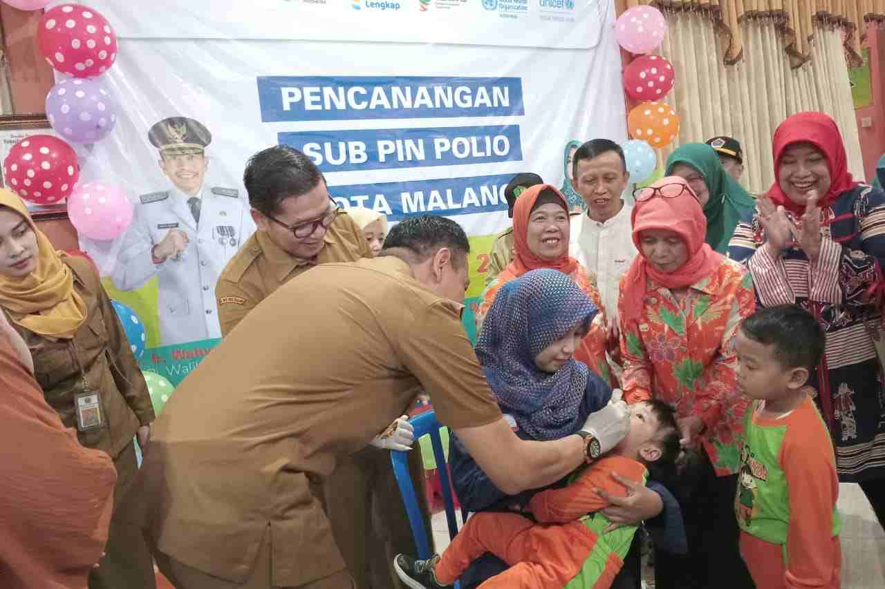 Pj Wali Kota Malang Hadiri Hari Pertama Sub Pekan Imunisasi Nasional Polio 1 Dr Ir Wahyu Hidayat MM memberikan vaksin Polio kepada anak Paud pada Senin 15 Januari 2024. ws10 11zon
