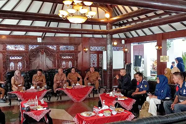 Dr Ir Wahyu Hidayat MM menerima audiensi dari masyarakat Kota Malang. (ws10) - Pj Wali Kota Malang Siap Sambut Audiensi Masyarakat Setiap Selesai Apel Senin Pagi