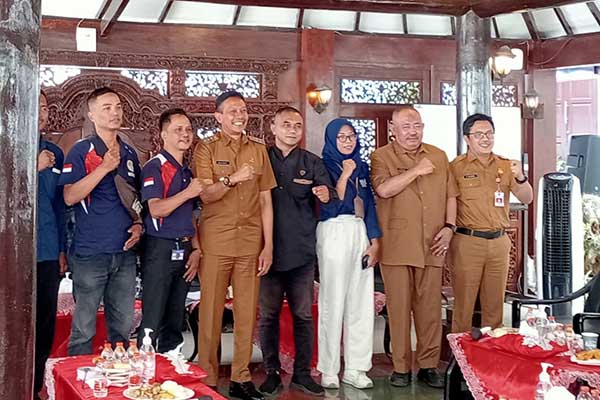 Dr Ir Wahyu Hidayat MM saat Ngombe di Gazebo Balaikota. (Seru.co.id/ws.10) - Pj Wali Kota Malang Terima Curhatan dari Berbagai Lapisan Masyarakat
