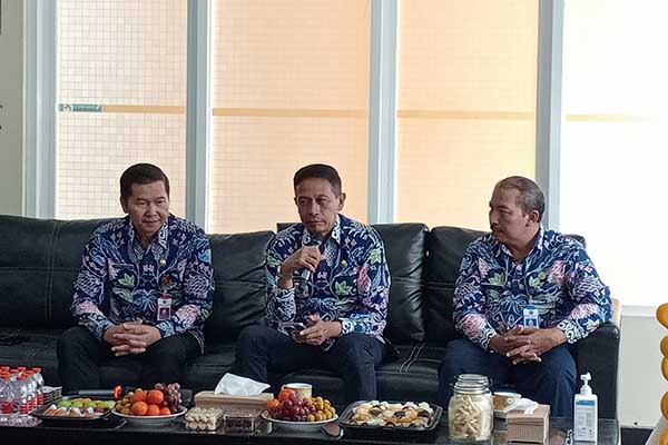 Dr Ir Wahyu Hidayat MM saat berkunjung ke dinas kesehatan. (Seru.co.id/ws10) - Sambut Tahun 2024, Pj Wali Kota Malang Inspeksi Dinas Kesehatan