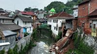 Dua rumah ambrol saat hujan deras. (ws10) - Lima Bulan Selesai Renovasi, Rumah Warga Kasin Ambrol