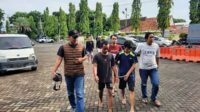 Dua terduga pelaku jambret asal Lumajang, saat digelandang ke Mapolres Situbondo. (Seru.co.id/aza) - Penjambret Asal Lumajang, Ditangkap Tim Opsnal Situbondo