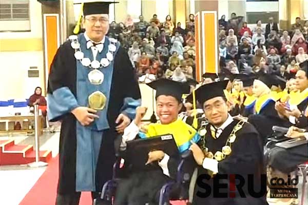 Duwi Purnama Sidik SKom, menerima ucapan selamat dari Rektor UB. (rhd) - Wisudawan Disabilitas UB Elo dan Duwik, Berhasil Mewujudkan Mimpi