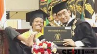 Elo Kusuma Alfred Mandeville STrDs, menerima ucapan selamat dari Rektor UB. (rhd) - Wisudawan Disabilitas UB Elo dan Duwik, Berhasil Mewujudkan Mimpi