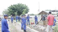 Gerakan sapu bersih sampah laut di lingkungan pantai atau laut pelabuhan Kalbut Desa Tanjung Pecinan, Kecamatan Mangaran, Kabupaten Situbondo, Jumat (26/1/2024) pagi. (Seru.co.id/mam) - Satpolairud Polres Situbondo Sapu Bersih Sampah Laut di Pelabuhan Kalbut