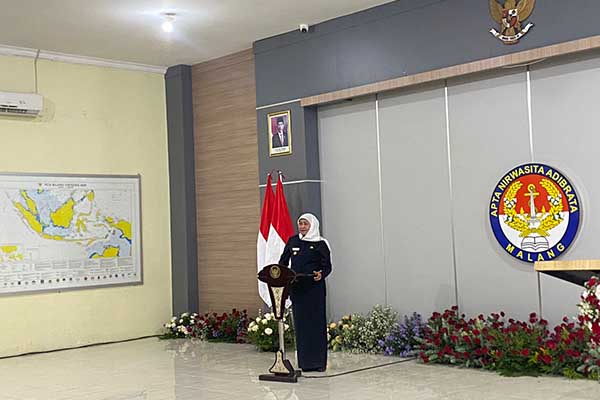 Gubernur Jatim Khofifah Indar Parawansa memberikan sambutan. (ws9) - Gubernur Jatim Resmikan Gedung Asrama SMAN Taruna Nala