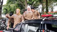 Gubernur Khofifah, menuju ke Glamping Camp Wana Wisata Coban Rais dengan mobil rescue. (dik) - Keseruan Khofifah Menikmati Panorama Coban Rais di Penutupan Kegiatan DiLA
