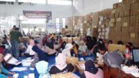 Hari pertama proses pelipatan surat suara di gudang logistik KPU Kabupaten Situbondo, Minggu (7/1/2024). (Seru.co.id/aza) - Ditemukan 197 Surat Suara Rusak pada Hari Pertama Pelipatan Surat Suara di KPU Situbondo