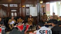 Kabakesbangpol menjelaskan progres Ranperda P4GN saat Ngombe di Balai Kota Malang. (ws9) - Pemkot Malang Percepat Ranperda Fasilitasi P4GN di Kampus dan Kelurahan