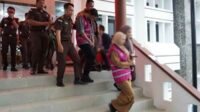 Kadinkes Kota Batu saat digelandang masuk ke mobil tahanan Kejari Batu. (ist) - Babak Baru Kasus Korupsi Puskesmas Bumiaji, Kadinkes Batu Jadi Tersangka