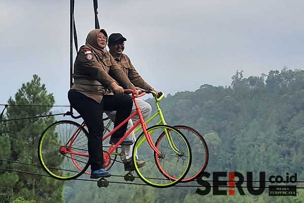 Kadis Kominfo Jatim menjajal Sepeda Udara di Wana Wisata Coban Rais. (dik) - Keseruan Khofifah Menikmati Panorama Coban Rais di Penutupan Kegiatan DiLA