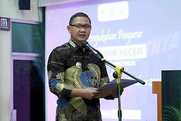 Kadisdik Jatim, Dr. Aries Agung Paewai SSTP MM saat menghadiri sebuah kegiatan SMK. (ist) - Ini Harapan Kadisdik Jatim bagi SMK di Kota Batu