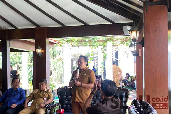 Kadisnaker PMPTSP Kota Malang menjawab regulasi perijinan. (ws9) - Pemkot Malang Dukung Malang Shopping Adventure Meriahkan HUT 110 Kota Malang