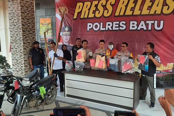 Kapolres Batu menunjukkan SA, Tersangka pengeroyolan berujung maut bersama barang bukti. (Seru.co.id/dik) - Fakta Pengeroyokan Berujung Maut di Pujon, Mayat Korban Dibuang 4 Km dari TKP