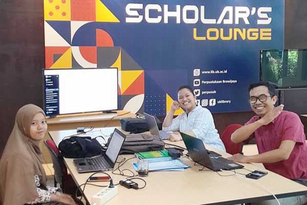 Karyn bersama Tim Cendekiawan Perpustakaan UB. (ist) - Tim Cendekiawan Perpustakaan UB Dukung Penelitian Mahasiswi Disabilitas