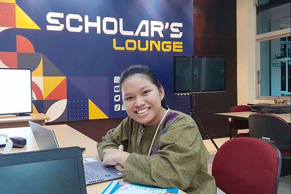 Karyn, mahasiswa disabilitas tuna daksa FISIP UB. (ist) - Tim Cendekiawan Perpustakaan UB Dukung Penelitian Mahasiswi Disabilitas
